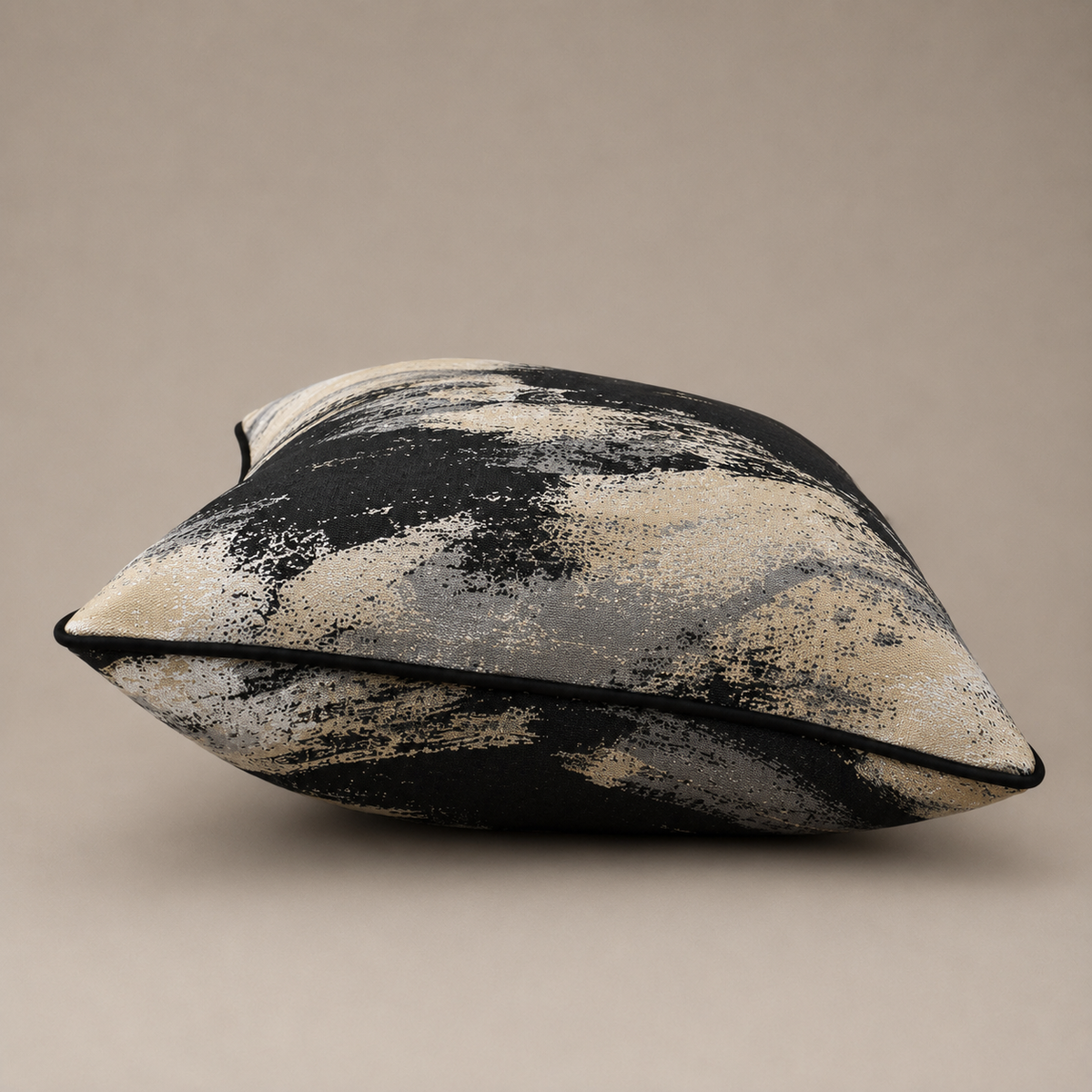 Noir Éclipse Pillow